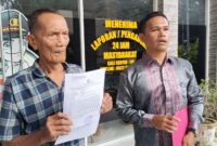 Poto: Muhammad Rafiq Hasibuan didampingi kuasa hukumnya Rudi Hasibuan SH memberikan keterangan kepada wartawan usai membuat laporan di SPKT Poldasu, Jumat (18/10).
