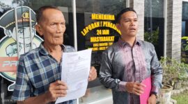 Poto: Muhammad Rafiq Hasibuan didampingi kuasa hukumnya Rudi Hasibuan SH memberikan keterangan kepada wartawan usai membuat laporan di SPKT Poldasu, Jumat (18/10).