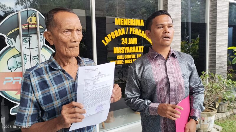 Poto: Muhammad Rafiq Hasibuan didampingi kuasa hukumnya Rudi Hasibuan SH memberikan keterangan kepada wartawan usai membuat laporan di SPKT Poldasu, Jumat (18/10).